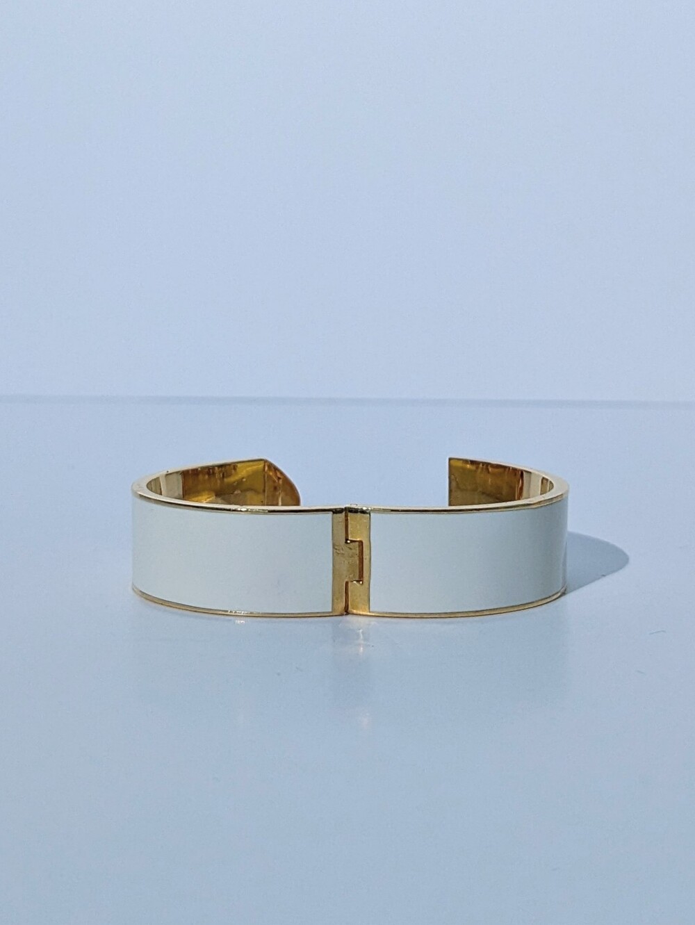 Kate Spade Heritage Spade Enamel Hinged Bangle Wh Enamel Gold-Tone Cuff Bracelet - Picture 4 of 10